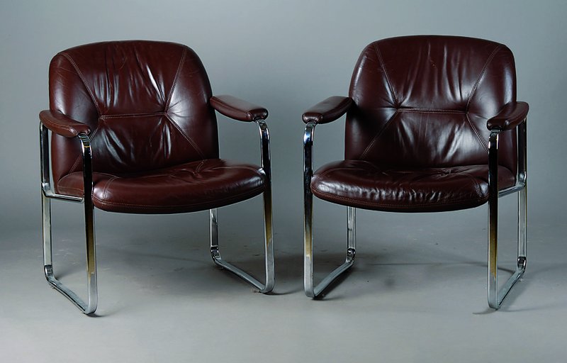 2 Designer-Armlehnsessel, um 1965, BASF -Design, Röder-Möbel, Chromgestell, Lederbezug, genoppt, st. Gebr.-Sp., ca. 77x70x57 cm, Sh. 42 cm