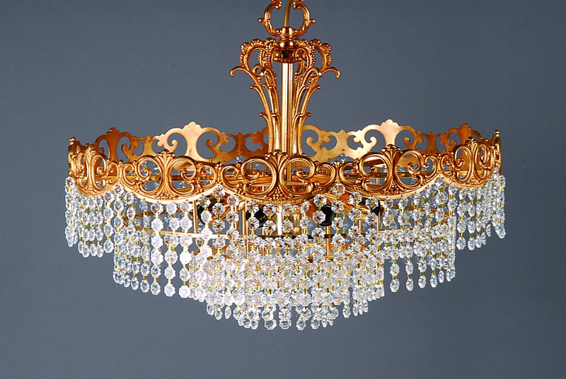 Deckenkrone, deutsch, 2. H. 20. Jh., Messingguss, 9 Brennstellen, feiner Glasbehang, Elektrifzierung nicht geprüft, lt. Einlieferer intakt, H. ca. ...