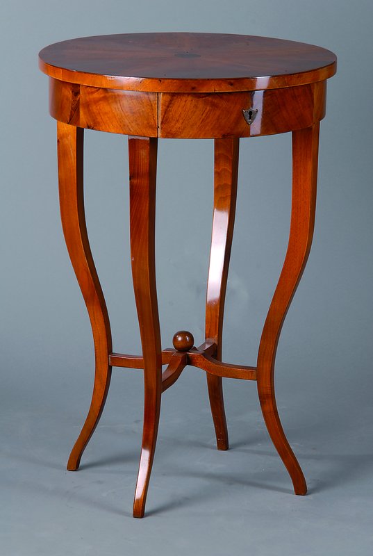 Sog. Trommelnähtisch, deutsch, um 1825/30, Nußbaum/Wurzelnußfurnier, 10-fach gesp. verlegt, 1-schübig, Beine geschweift, rest., Platte m. ...
