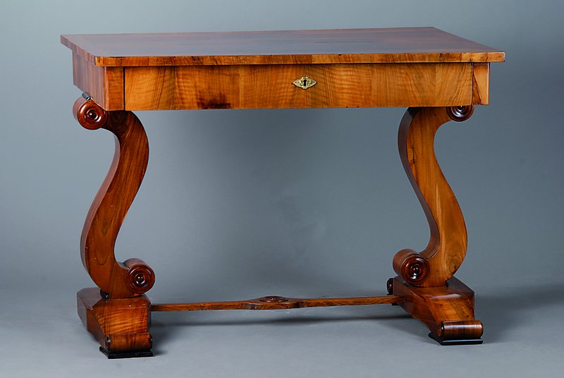 Damenschreibtisch, wohl Wien, um 1820, Nußbaum massiv/Furnier, 1-schübig, Beine geschweift, reiche Volutenverz., rest., Gebr.-Sp., Fadenintarsien, ...