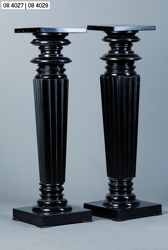 Säule, Gründerzeit, um 1880/90, schwarz gefasst, reich gedrechselt und getreppt, Gebr.-Sp., ca. 96x30x30 cm