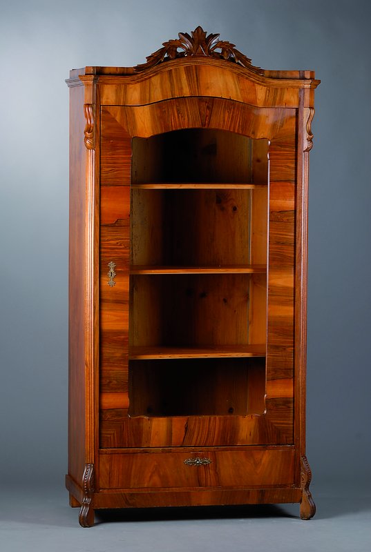 Vitrine, deutsch, um 1860/70, Wurzelnußfurnier, 1-türig, verglast, 1-schübig, 3 Einlegebretter, Kopf m. Akanthusblattschnitzerei, Lisenen gerieft, ...