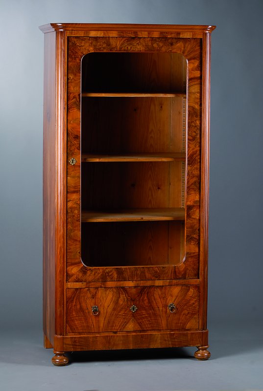 Vitrine, deutsch, um 1840, Wurzelnußfurnier, 1-türig verglast, 1-schübig, abgerundete Ecken, Kopf getreppt, Kugelfüße, Beschl. sek.,st. ...
