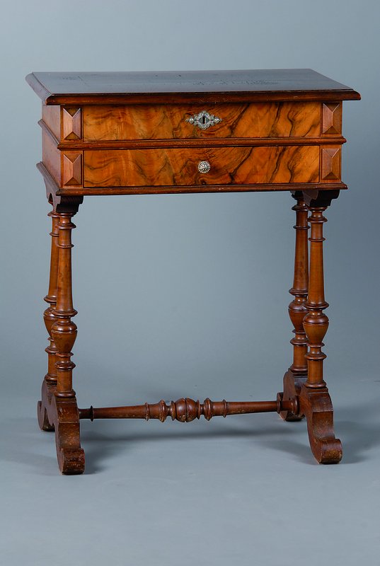Nähtisch, Gründerzeit, um 1880/90, Wurzelnußfurnier, 2-schübig, Beine reich gedrechselt, verstrebt, obere Schublade m. reicher Einteilung, ...