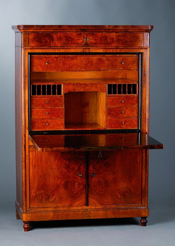 Standsekretär, deutsch, um 1820/30, Wurzelnußfurnier gesp. verlegt, auf Rahmen gearb., Kopfschublade, Klappe, Inneneinrichtung: 8 -schübig, 14 ...