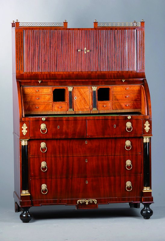 Rollsekretär, deutsch, um 1800, Mahagonifurnier, Unterteil 5-schübig, Rollteil, Inneneinrichtung: 8-schübig, 1 Tabernakelteil, nicht ...
