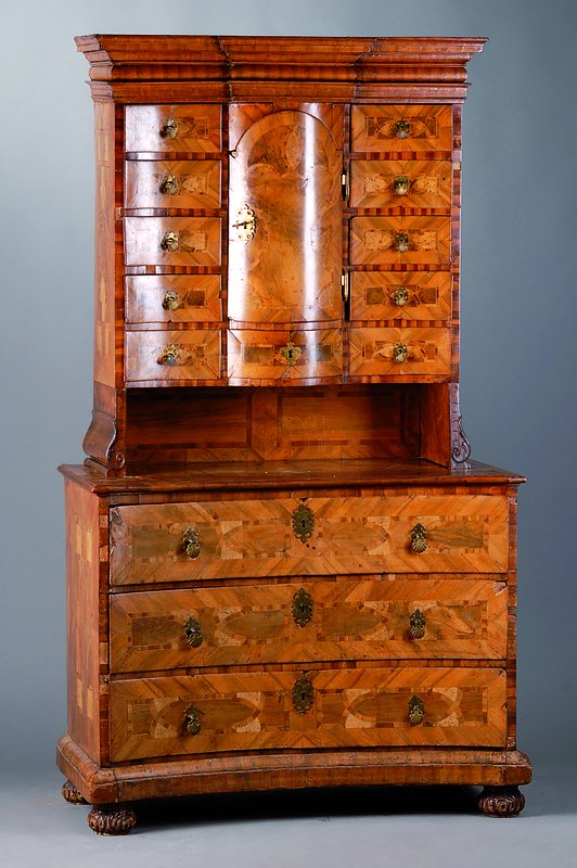 Tabernakelaufsatzsekretär, süddeutsch, um 1750, Korpus WH, Nußbaum/Wurzelnußfurnier, Bandelwerk, Ahornintarsien, Unterteil einfach gebogt, ...