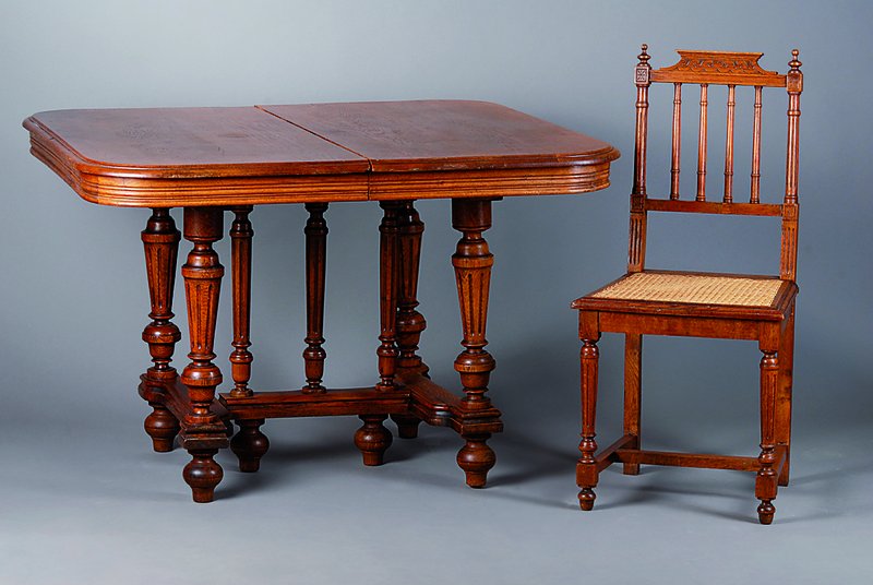 Sitzgruppe, Gründerzeit, um 1880/90, Eiche, best. aus Ausziehtisch und 6 Stühlen, 2 Einlegebretter, reich gedrechselt, sparsame Schnitzereien, ...