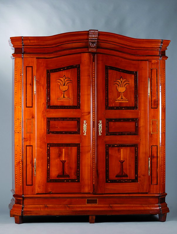 Schrank, wohl Bodensee, um 1770/80, Louis -Seize, Kirschbaum massiv, 2-türig, Inneneinrichtung teils sek., reiche Ahorn und Eicheintarsien, sparsame ...