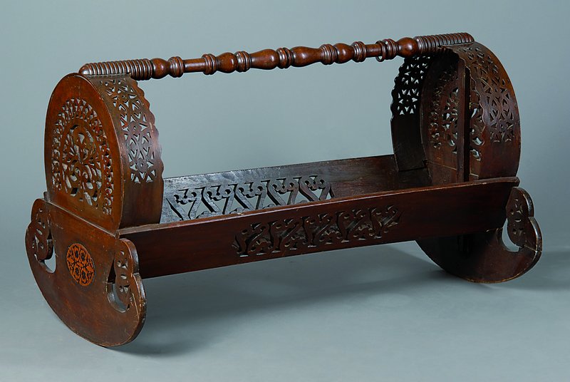 Vorzeigebett/-wiege für den Stammhalter, Türkei, 19. Jh., Buche mit Laubsägearbeit, gedrechselt, eine Seite mit Einlegearbeit, Altersspuren, ca. ...