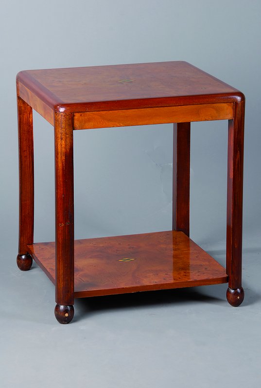 Beistelltisch, Art-Deco, um 1930, 4-eckig, mittig m. Rautenintarsien in Ahorn und Rosenholz, abgerundete Ecken, l. Gebr.-Sp., ca. 64x56x56 cm