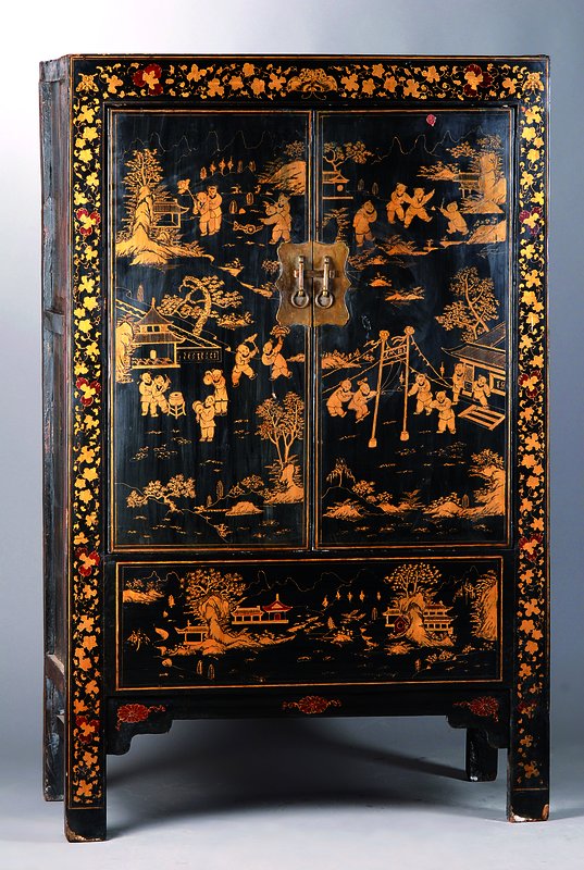 Chinesischer Schrank, nach dem Vorbild v. 1830/40, schwarz gefasst, reiche Schnitzerei gold gehöht, 2-türig, starke Gebr.-Sp., Alterssch., l. ...