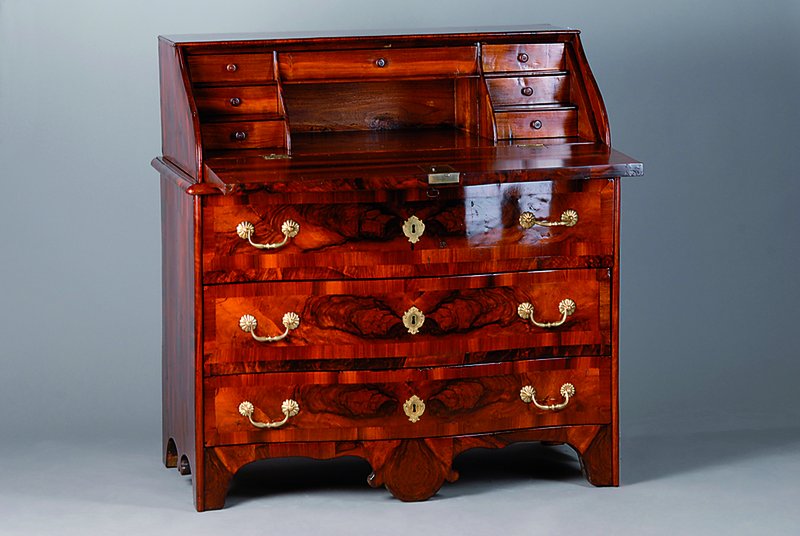Barocksekretär, wohl Werkstätten Matthias Funk, um 1760/70, Nußbaumfurnier, mit org. Beschlägen, Schlösser und Schlüssel, Unterteil 3 ...