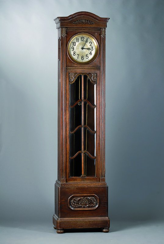 Standuhr, Lenzkirch um 1930, Eichen- /Furniergehäuse, mit Schnitzarbeiten, Schwungbereich des Pendels facet. verglast, seitl. Schalltürchen, ...