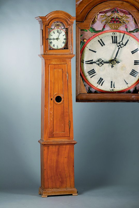 Standuhr, deutsch, um 1830, Biedermeier, Kirschbaumgehäuse, seitl. Uhrentürchen, Kopf abnehmbar, Bogenabschluß, mit Schwarzwalduhrwerk (urspr. ...