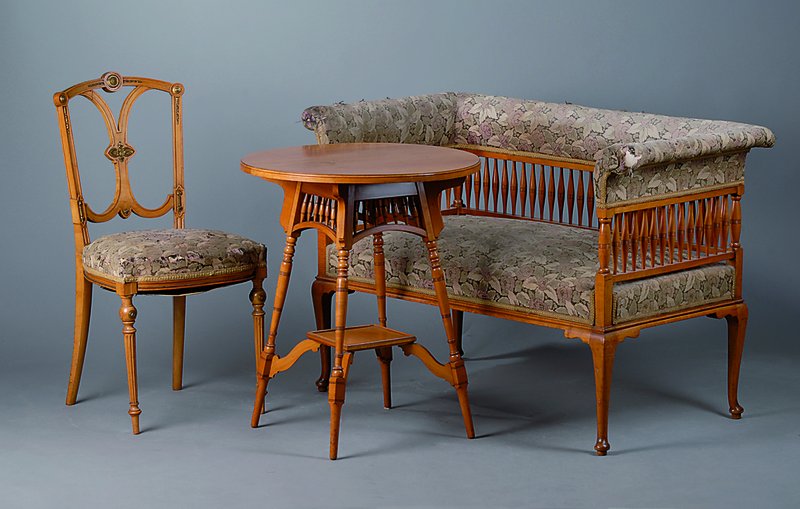 Salon um 1900, Kirschbaum/Nußbaum, best. aus: Vitrine, Eckhängeschränkchen, 2 kl. Tisch, Bank, 5 Stühle, Etagere, Regal, teils nicht dazugehörig ...