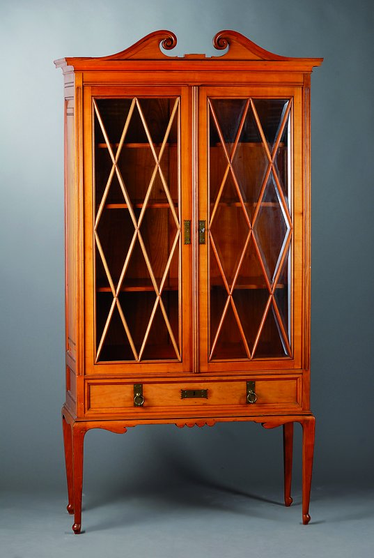 Detail a: Salon um 1900, Kirschbaum/Nußbaum, best. aus: Vitrine, Eckhängeschränkchen, 2 kl. Tisch, Bank, 5 Stühle, Etagere, Regal, teils nicht dazugehörig ...