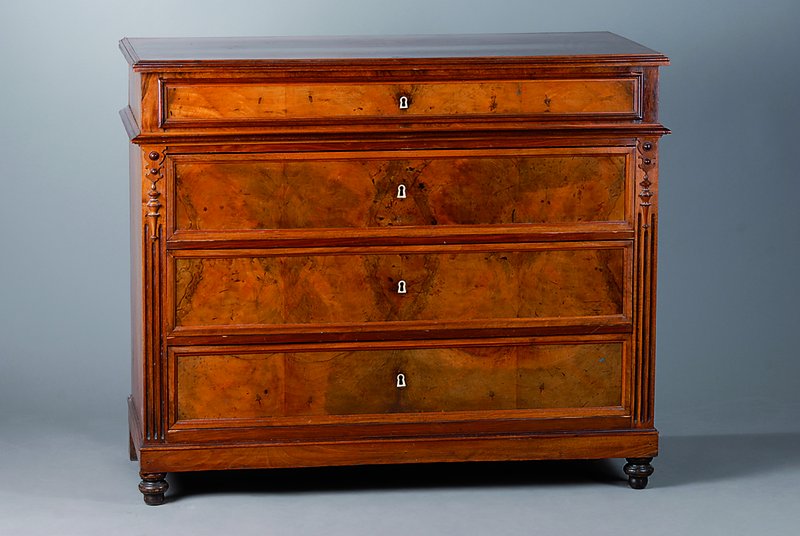 Kommode, Gründerzeit, um 1880/90, Nußbaumfurnier gesp. verlegt, 4-schübig, Lisenen gerieft, Inlets getreppt, Beinbeschläge, l. Furniersch., st. ...