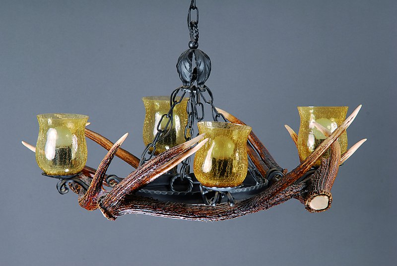 Geweihlampe, deutsch, um 1920/30, aus Geweihen zusammengesetzt mit Eisenmontur, 4 Brennstellen, getönte Glasschirme, H.ca.20 cm, zzgl. Aufhängung, ...