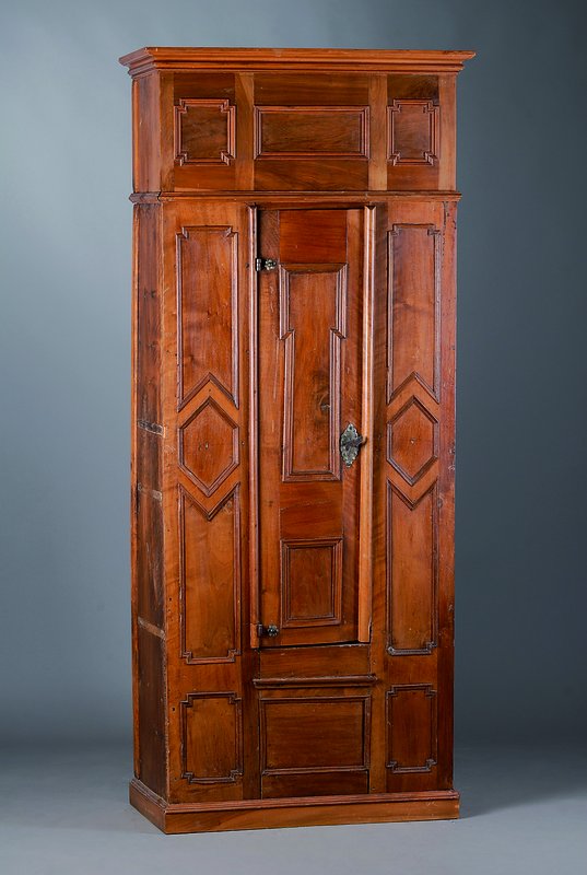 Ehemaliger Einbauschrank, unter Verwendung alter Teile um 1700, verkleinert, Nußbaum/WH, 1-türig, Oberteil seitl. m. Geheimtür, Frontkassettiert, ...