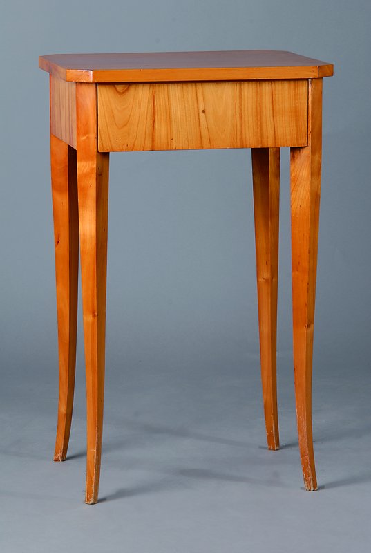 Beistelltisch, Biedermeierstil, Kirschbaum, 1-schübig, l. geschweifte Beine, abgeflachte Ecken, l. schwundrissig, Gebr.-Sp., ca. 77x48x3 8 cm
