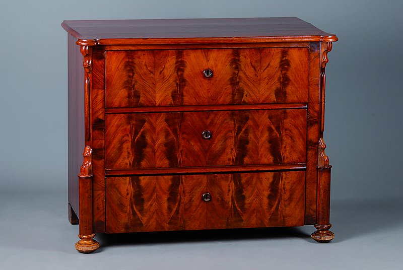 Kommode, deutsch, um 1850/60, Mahagonifurnier gesp. verlegt, 3-schübig, abgerundete Ecken, schwundrissig, st. Gebr.-Sp., ca. 80x98x55 cm