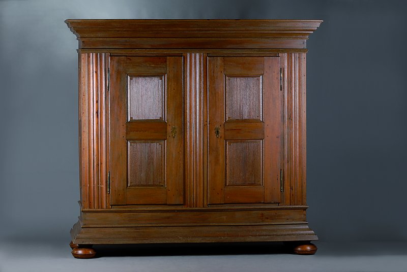 Barockschrank, Hessen-Thüringen, um 1750, Eiche, 2-türig, Front und Seiten kassettiert, gerieft, Kopf vielfach getreppt, Fuß passig, Kugelfüße, ...