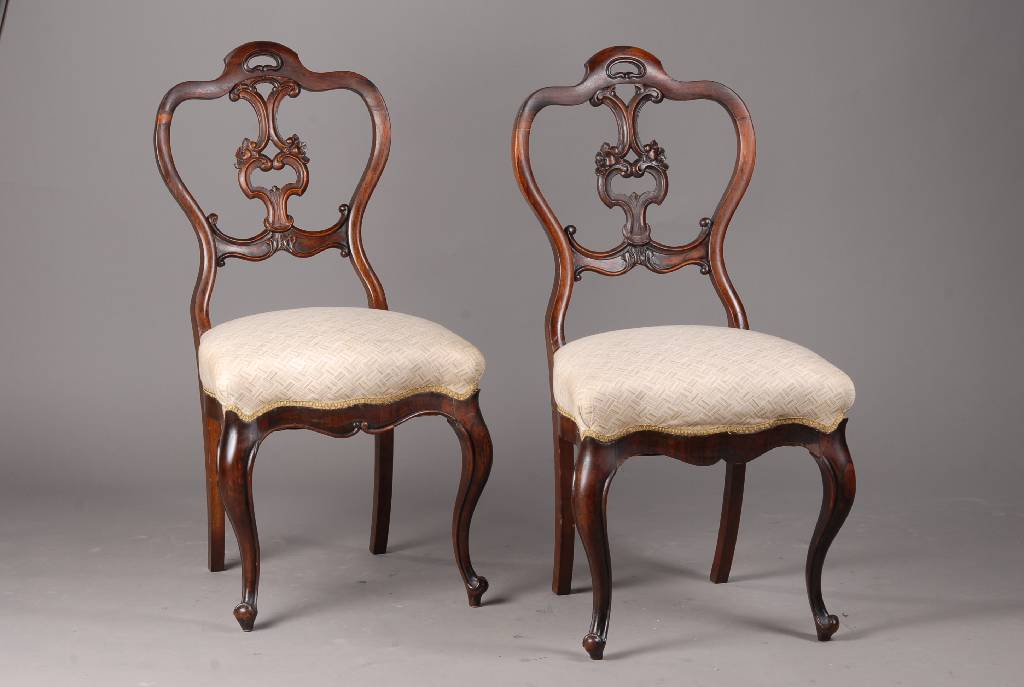 5 Stühle, norddeutsch, um 1835-40, Palisander, im frühviktorianischen Stil, allseitig geschweift, Rücken m. sparsamer Blütenschnitzerei, ...