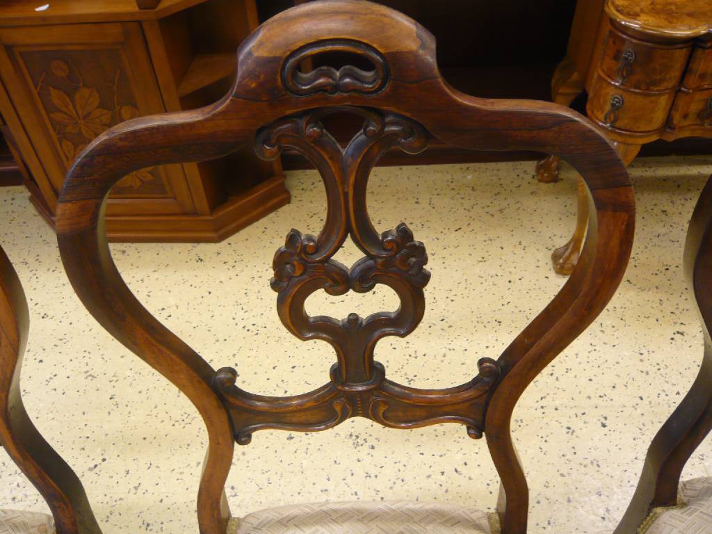 Detail a: 5 Stühle, norddeutsch, um 1835-40, Palisander, im frühviktorianischen Stil, allseitig geschweift, Rücken m. sparsamer Blütenschnitzerei, ...