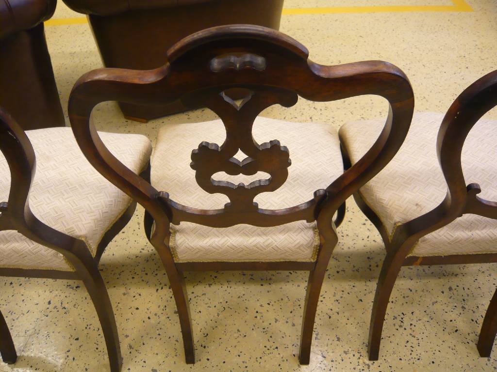 Detail b: 5 Stühle, norddeutsch, um 1835-40, Palisander, im frühviktorianischen Stil, allseitig geschweift, Rücken m. sparsamer Blütenschnitzerei, ...
