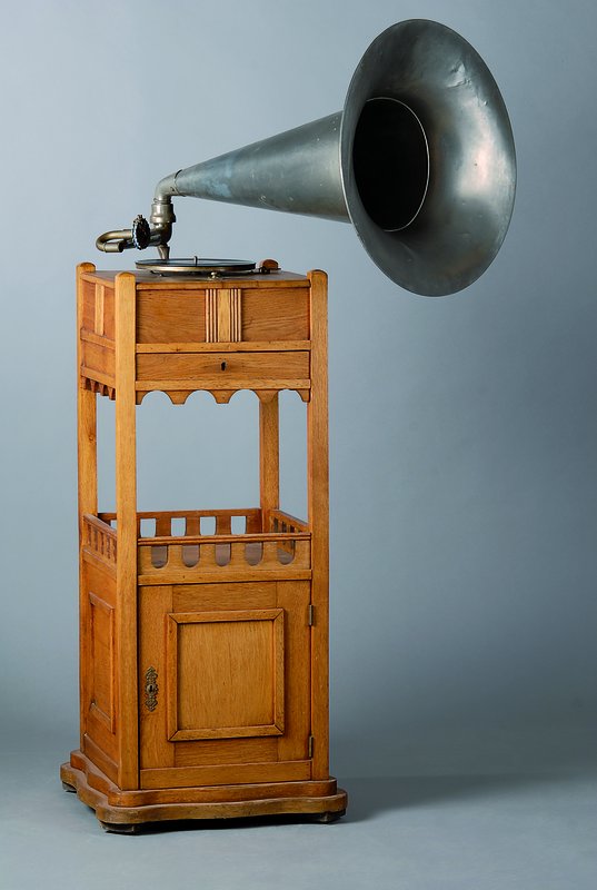 Ausgefallendes Aufsatzmöbel, Mainz, um 1860, Hersteller: Reitmayer, z.T Nußbaum massiv bzw. auf Eiche gearb., Wurzelnuß gesp. u. doppelt gesp. ...
