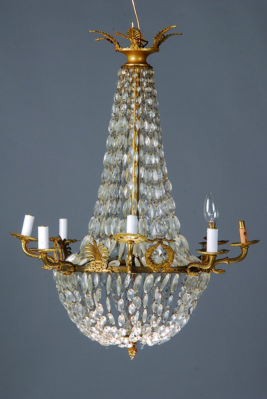 Deckenlüster, Frankreich,um 1900, reicher Kristallbehang, 8 Brennstellen, Messingmontur,reiche Verzierungen, Fkt. nicht geprüft, H.80 cm, D. 65 cm