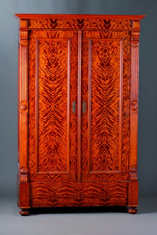 Schrank, Gründerzeit, um 1890, Birke geflammt, auf WH, 2-türig, innen eine Stange, ein Brett, st. Gebr.-Sp., Furniersch., ca. 184x120x60 cm