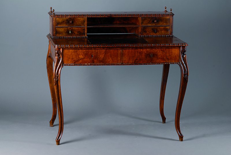 Damenschreibtisch, mitteldeutsch, um 1840, Nußbaumfurnier, orig. Patina, Flammleisten, Beine geschweift, 6-schübig, Holzfehlstellen, Furniersch., ...