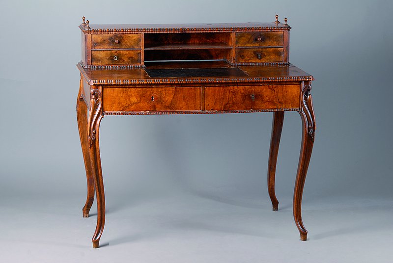 Detail a: Damenschreibtisch, mitteldeutsch, um 1840, Nußbaumfurnier, orig. Patina, Flammleisten, Beine geschweift, 6-schübig, Holzfehlstellen, Furniersch., ...