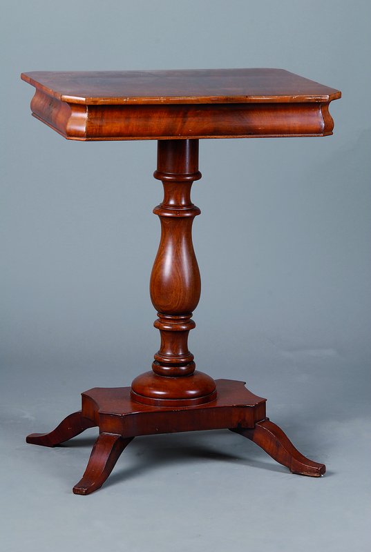 Beistelltisch, norddeutsch, um 1830, Pyramidenmahagonifurnier, Balustersäule, 1-schübig, st. Gebr.-Sp., ca. 73x53x42 cm
