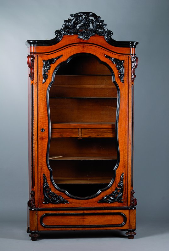 Vitrinenschrank, Holland, um 1850/60, Wilhelm III, Korpus Eiche, helles Nußbaumfurnier, Krone und sonstiges Schnitzwerk ebonisiert, auf gedrückten ...