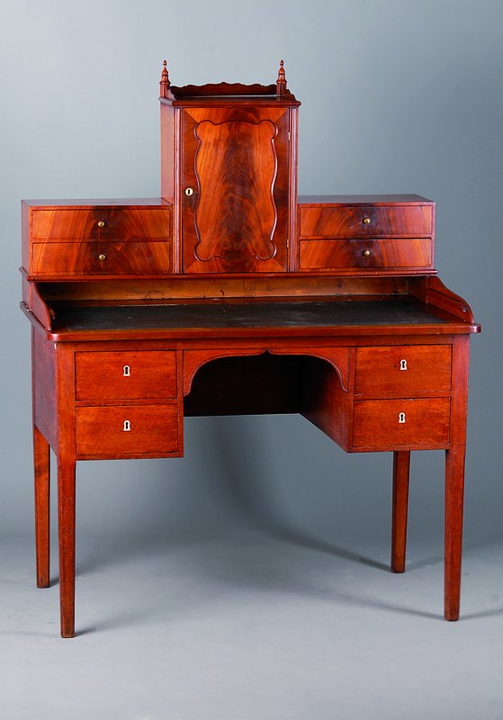 Damenschreibtisch, um 1830/40, Marriage, Oberteil um 1850/60, Mahagoni/Nußbaum, Oberteil 4-schübig, 1 Tabernakelteil, Unterteil 4-schübig, ...