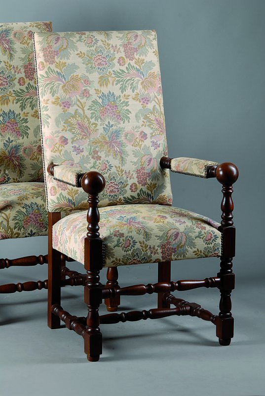 2 Armlehnsessel, deutsch, nach dem Vorbild v. 1860, Nußbaum, Beine und Armlehnen gedrechselt, Bezug und Polsterung erneuert, Gebr.-Sp., ca. ...