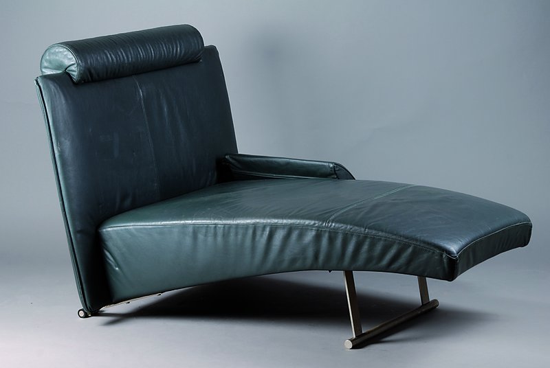 Chaiselongue, Designerentwurf, vor 1960, dunkelgrüner Lederbezug, seitl. Lehne verstellbar, abnehmbares Kopfkissen, st. Gebr.-Sp., ca. 99x110x137 ...