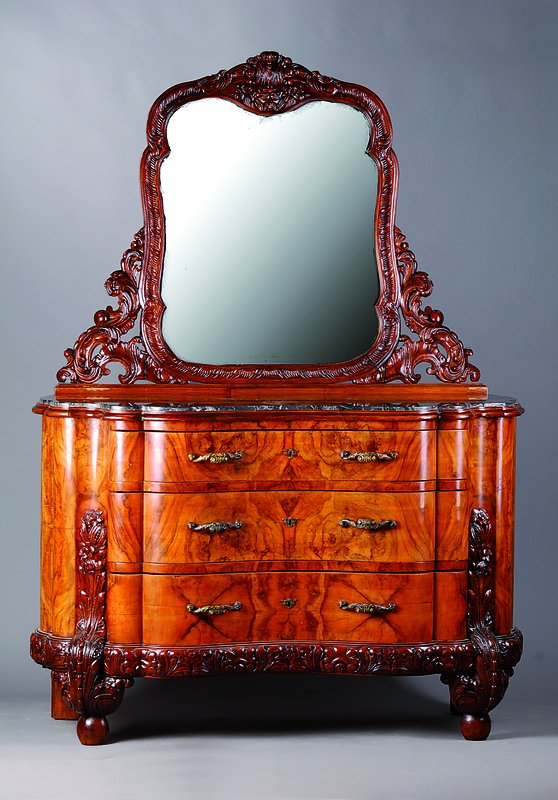 Barockstilkommode mit Aufsatz, nach dem Vorbild v. 1850, Wurzelnußfurnier, Oberteil m. facett. Spiegelglas, Unterteil 3-schübig, Front bombiert und ...