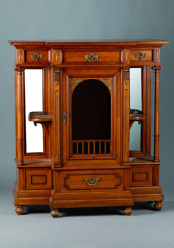 Prunkschränkchen, deutsch, um 1880, Gründerzeit, Korpus Weichholz, Nußbaum furniert, auf kleinen Kugelfüßen, mittig Vitrinenteil mit zwei ...