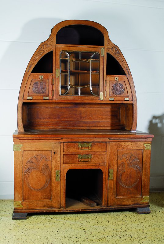 Aufsatzmöbel, wohl Karlsruhe, um 1902/03, Eiche, Unterteil 2-türig, 1-schübig, Oberteil 3-türig, 1 Tür verglast und versprosst, ...