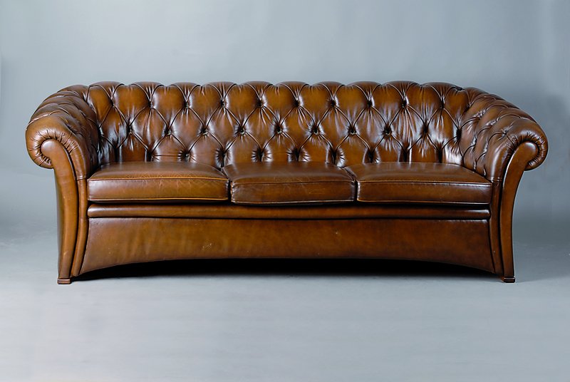 Chesterfieldsofa, nach engl. Vorbild v. 1880, 2-Sitzer, Kunstleder, Rücken geheftet und genoppt, st. Gebr.-Sp., Leder leicht rissig, alt belassen, ...