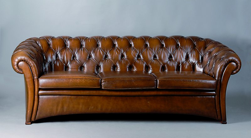 Detail a: Chesterfieldsofa, nach engl. Vorbild v. 1880, 2-Sitzer, Kunstleder, Rücken geheftet und genoppt, st. Gebr.-Sp., Leder leicht rissig, alt belassen, ...