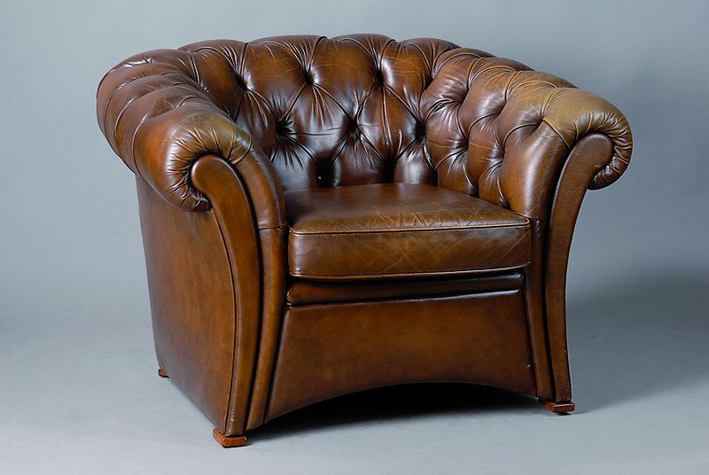 Chesterfieldsessel, nach engl. Vorbild v. 1880, Kunstleder, Rücken geheftet und genoppt, st. Gebr.-Sp., Leder leicht rissig, alt belassen, ca. ...