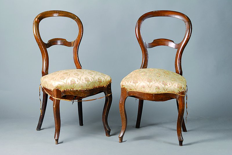 6 Stühle, Louis-Philippe, um 1870/80, Nußbaum massiv, Beine geschweift, Polster und Bezug alt belassen, beschädigt bzw. rest .bedürftig, ca. ...
