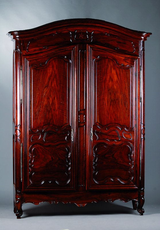 Dielenschrank, Provence, um 1780/90, dunkles massives Nußbaum, kassettiert, geschnitzt aus dem Vollholz, orig. Füsse, orig. Schloß und Verschluß, ...