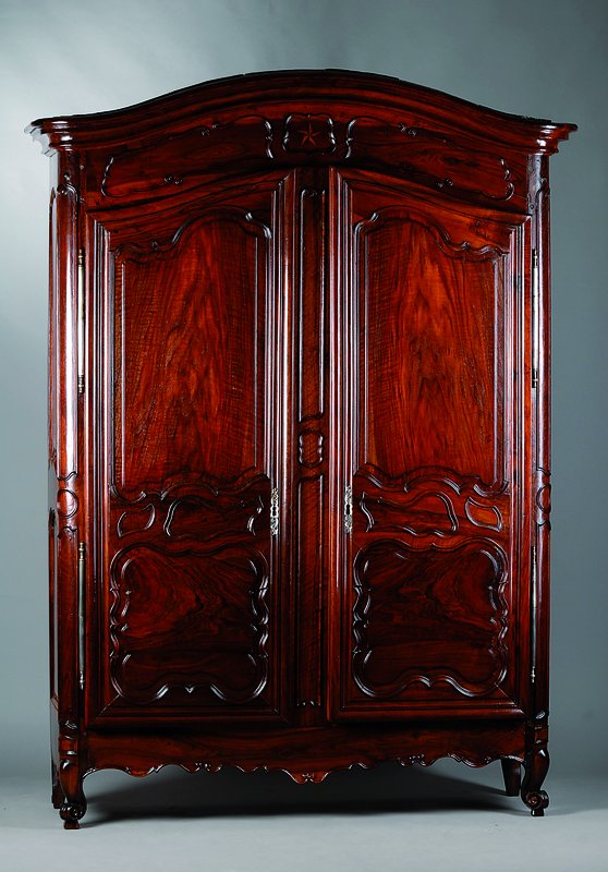 Detail a: Dielenschrank, Provence, um 1780/90, dunkles massives Nußbaum, kassettiert, geschnitzt aus dem Vollholz, orig. Füsse, orig. Schloß und Verschluß, ...