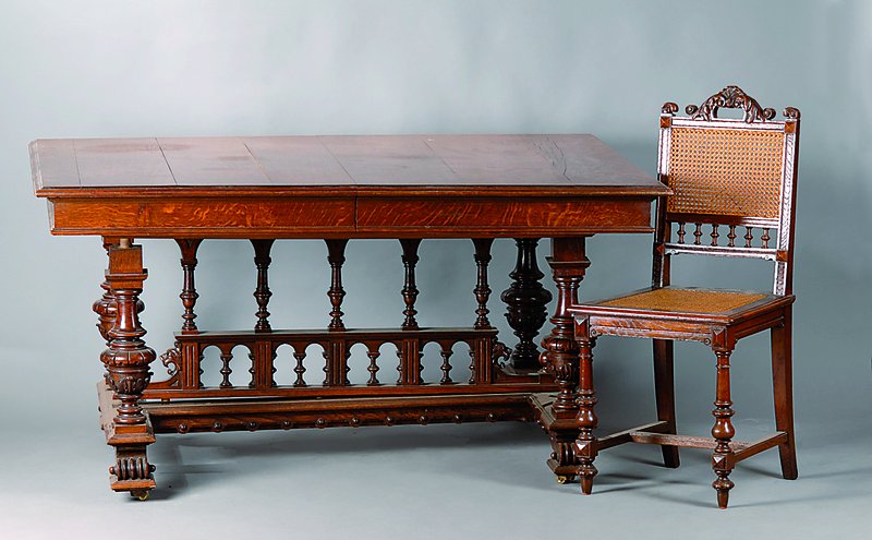 Esstisch mit 6 Stühlen, wohl Lyon, um 1890, Eiche, urspr. Ausziehtisch, Tischfuß mit reicher Balustrade, reich gedrechselt, Stühle m. Geflecht, ...